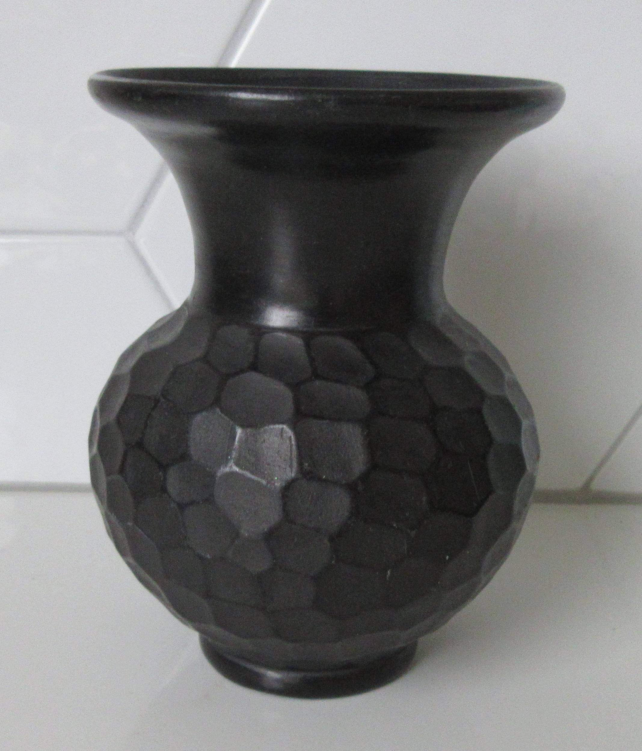 Niet of onleesbaar gesigneerd - Roemeense studio keramische basalt vaas met incisie decor van een hert kopen? Bied vanaf 1!