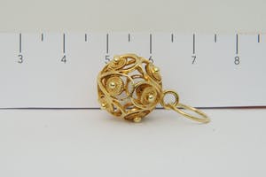 2531- Bijzondere 18 karaats - opengewerkte geel-gouden filigrain bol hanger kopen? Bied vanaf 110!