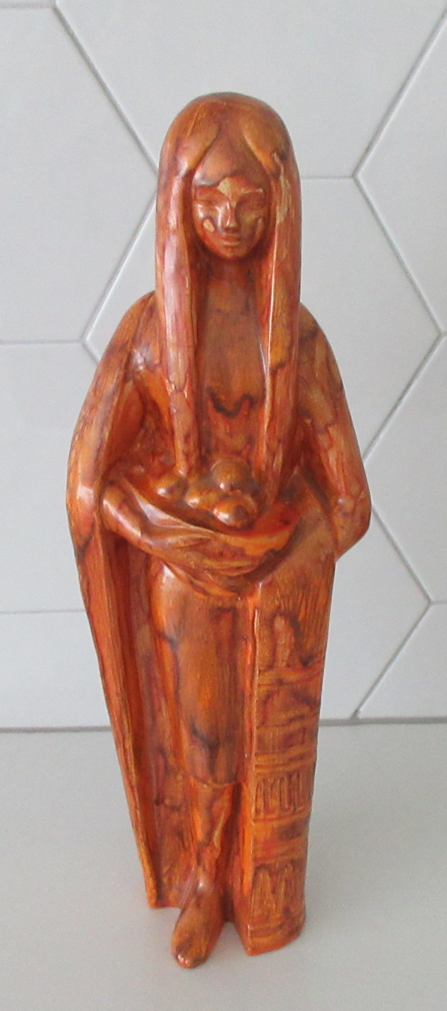 Niet of onleesbaar gesigneerd - Grote oranje art deco faience plastiek van een jonge vrouw kopen? Bied vanaf 1!