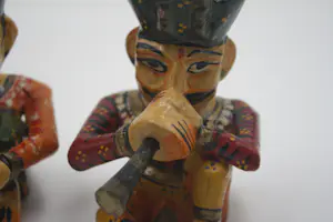 Niet of onleesbaar gesigneerd - Houten Muzikanten Standbeelden, Handgeschilderde Rajasthani traditionele zittend kopen? Bied vanaf 1!