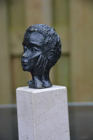 Astrid Veldhuyzen-Koppen - Fraai beeldje getiteld "luisteren" kopen? Bied vanaf 8!