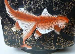 Niet of onleesbaar gesigneerd - Chinesische Vase, Schwarzgrund, handbemalt mit Koj, um 1950 kopen? Bied vanaf 1!