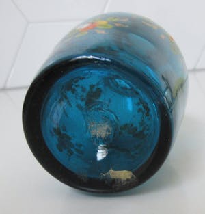 Curiosa - Antiek 19e eeuws blauw glazen vaasje met emaille decor kopen? Bied vanaf 1!