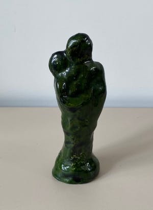Niet of onleesbaar gesigneerd - Groen aardewerken figuur verliefd stel kopen? Bied vanaf 1!