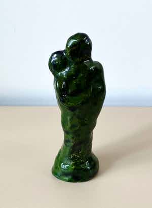 Niet of onleesbaar gesigneerd - Groen aardewerken figuur verliefd stel verkocht voor € 1!