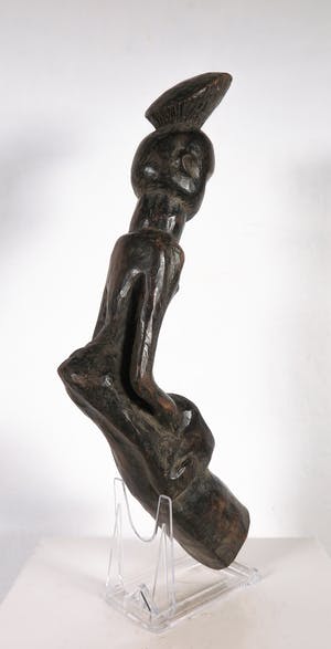 Mangbetu - Houten manfiguur met pijpekop tussen zijn benen kopen? Bied vanaf 1!