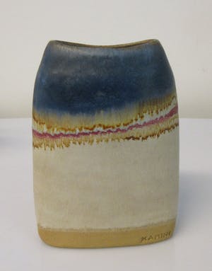 Niet of onleesbaar gesigneerd - Ovaal Studio aardewerk vaasje van Kamini uit Griekenland kopen? Bied vanaf 1!