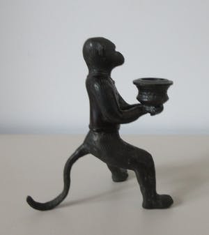 Curiosa - Bronzen gepolychromeerde apen met een kandelaar kopen? Bied vanaf 1!