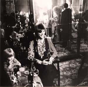 Nico Koster - David Bowie met zoon Duncan in het Amstel Hotel Amsterdam - 1973 - ingelijst verkocht voor € 150!