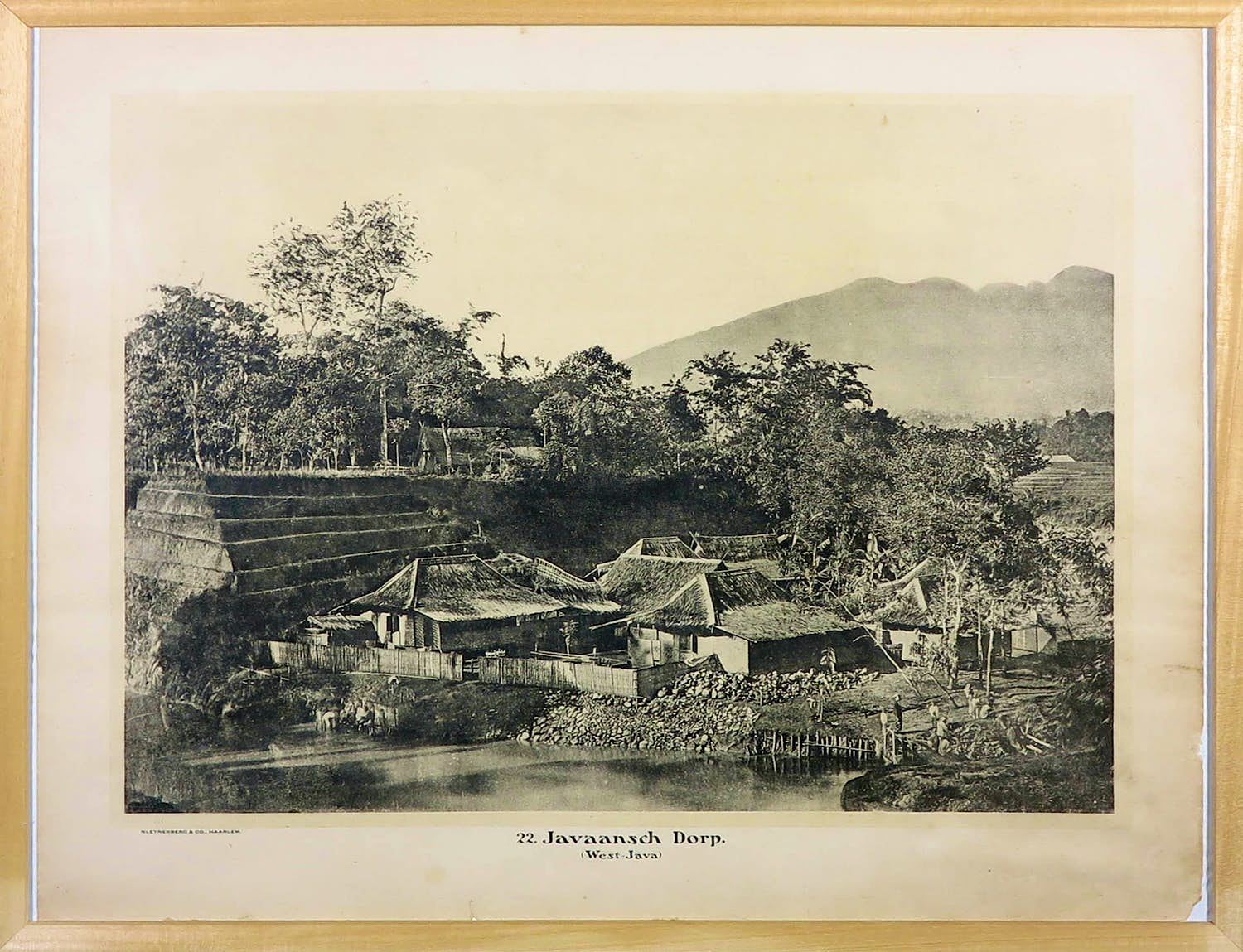 Jean Demmeni - Fotogravure, Javaansch Dorp (West-Java) - Ingelijst verkocht voor € 1!