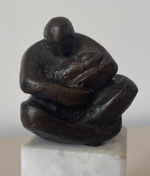 Niet of onleesbaar gesigneerd - Bronzen beeldje moeder met baby - gesigneerd kopen? Bied vanaf 1!