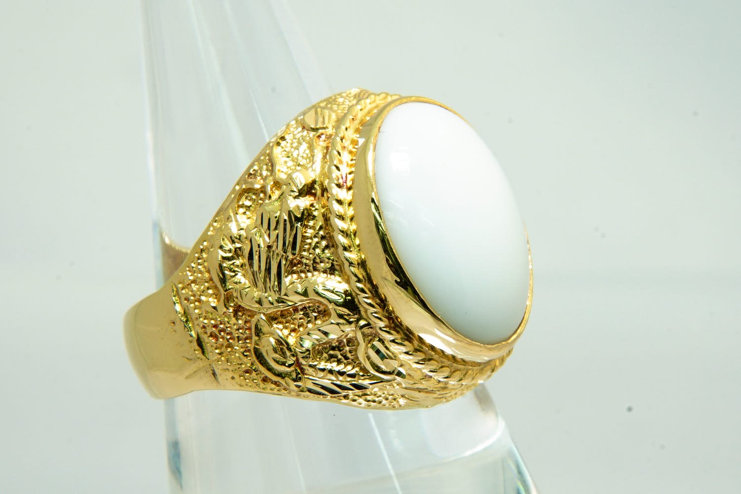 90- Grote mooi bewerkte 18Krt gouden ring met cabuchon geslepen kleursteen kopen? Bied vanaf 650!