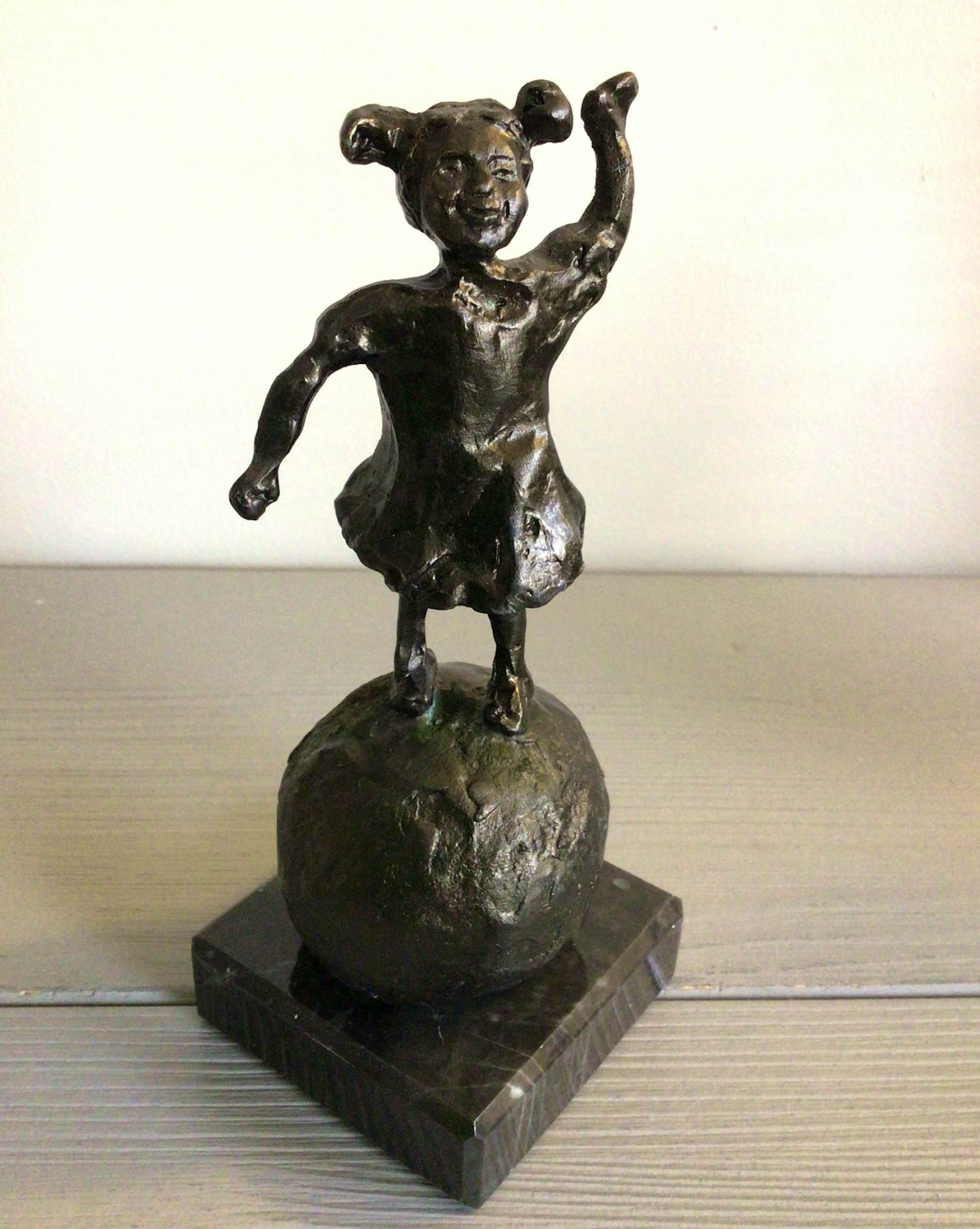 Astrid Veldhuyzen-Koppen - Sculptuur “ Vrolijk meisje op bal “ kopen? Bied vanaf 55!