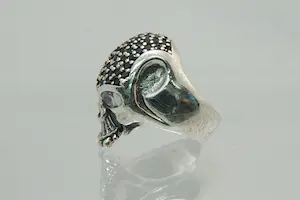 59 - Opvallende massief 1e ghlt zilveren Skull ring - met zwarte zirkonia kopen? Bied vanaf 50!