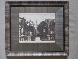 Niet of onleesbaar gesigneerd - Ingelijste ets Groenburgwal Amsterdam, gesigneerd kopen? Bied vanaf 1!