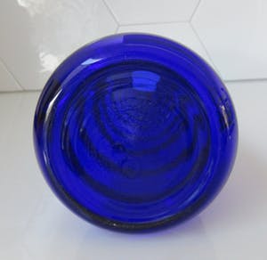 Niet of onleesbaar gesigneerd - Cobalt blauwe en turqoise glazen design karaf kopen? Bied vanaf 1!