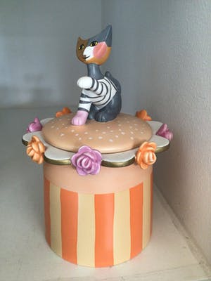 Rosina Wachtmeister - Grote sierdoos met kattenbeeld “ Lea “ kopen? Bied vanaf 55!