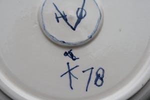 Niet of onleesbaar gesigneerd - Twee Prachtige Oud Hollandse Ronde Pap Borden met opstaande rand in Witte en Bla kopen? Bied vanaf 1!