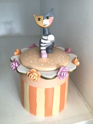 Rosina Wachtmeister - Grote sierdoos met kattenbeeld “ Lea “ kopen? Bied vanaf 55!