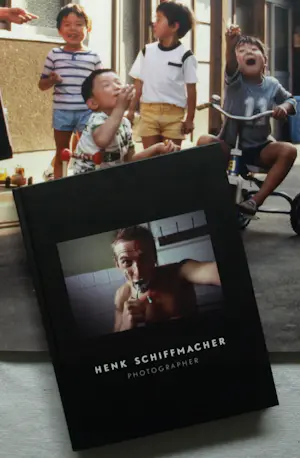 Henk Schiffmacher - Gesigneerde foto op dibond “Kinderen” + gesigneerd fotoboek kopen? Bied vanaf 200!