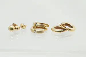 03 - Drie (3) paar gouden oorstekers - 2 x rond model en 1 x met balletjes kopen? Bied vanaf 70!