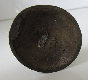 Niet of onleesbaar gesigneerd - Drie gestileerde bronzen figuren van Afrikaanse vrouwen kopen? Bied vanaf 1!