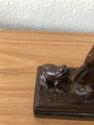 Niet of onleesbaar gesigneerd - Bronzen beeld meisje met pop en kikker. kopen? Bied vanaf 1!