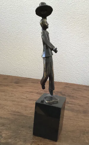 Brons (Onbekend) - Rob Verhoeven, Beeld Man zwaaiend met hoed, Gesigneerd kopen? Bied vanaf 45!