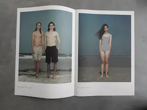 Rineke Dijkstra - en anderen - 20 Grote Fotografen - Uitgave Volkskrant 2011 - 45 x 33 x 11 cm kopen? Bied vanaf 50!