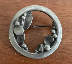 Eivind Hillestad - Vintage ‘70s handgemaakte tinnen broche kopen? Bied vanaf 28!