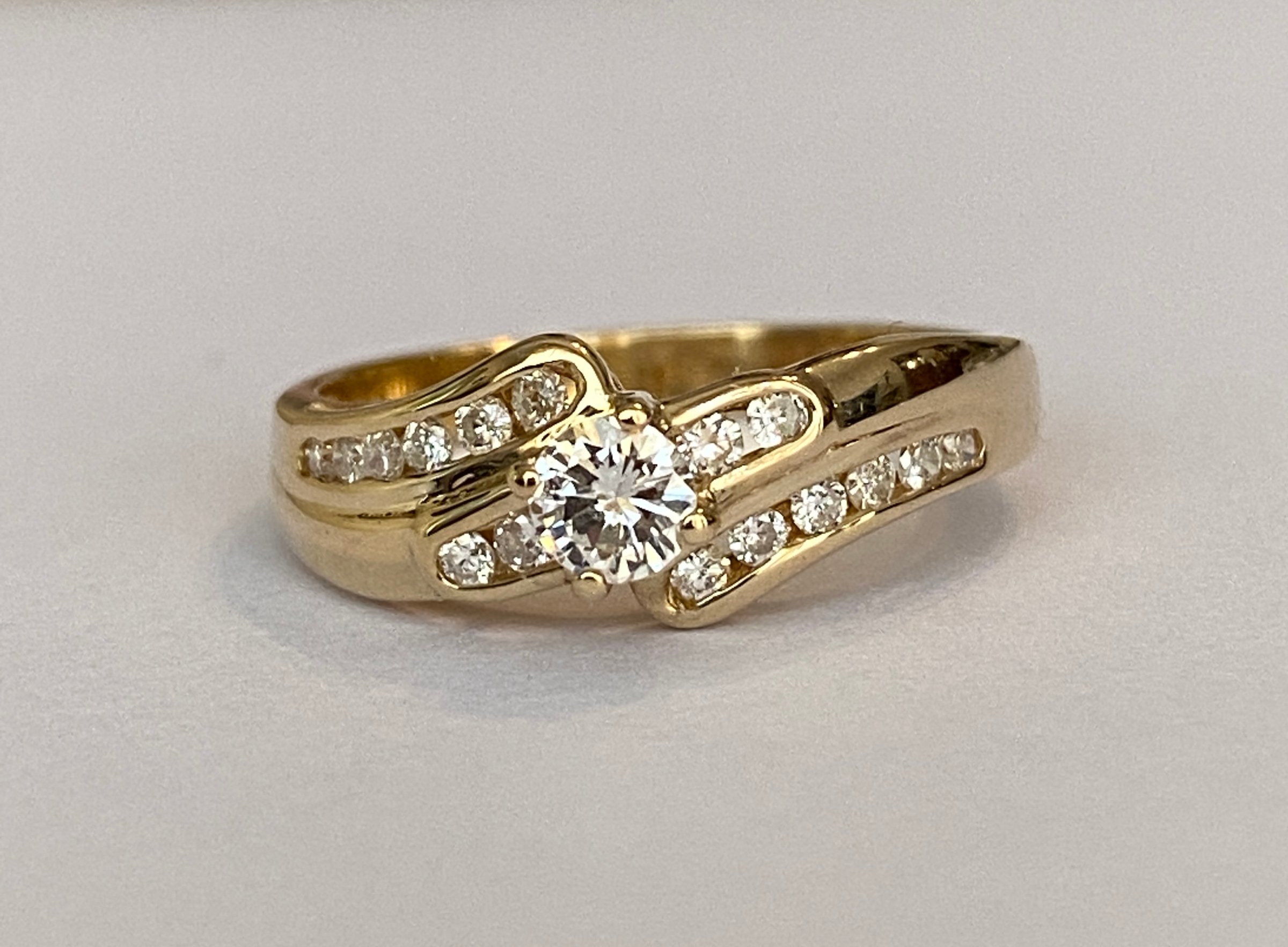 Luxe 18-karaats geelgouden solitair diamanten ring kopen? Bied vanaf 650!