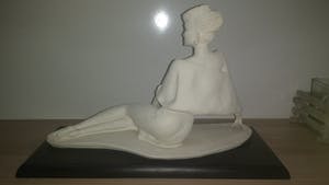 Niet of onleesbaar gesigneerd - Dame zittend op de grond kopen? Bied vanaf 1!