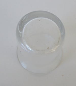 Niet of onleesbaar gesigneerd - Twee antieke filigraan zilveren glashouders - een met origineel glas - kopen? Bied vanaf 10!