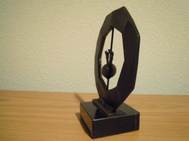 Corry Ammerlaan - Prachtig bronzen beeldje - 2 Mensen op een wereldbol in een cirkel. kopen? Bied vanaf 35!