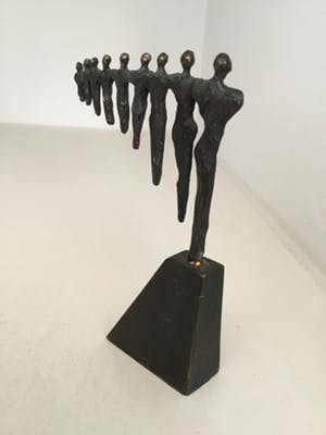 Corry Ammerlaan - Sculptuur “ Schouder aan schouder staan “ kopen? Bied vanaf 55!