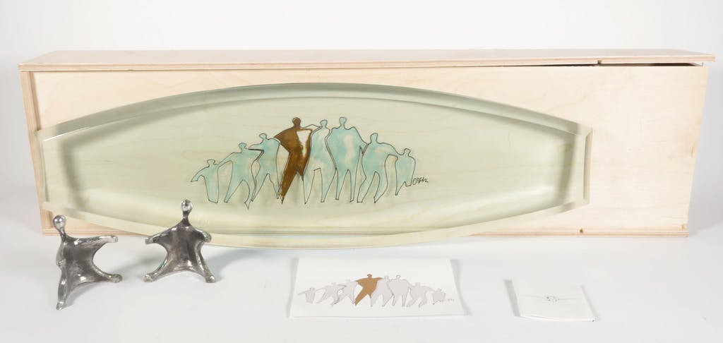 Corry Ammerlaan - Glazen schaal met twee metalen sculpturen in houten bewaarbox kopen? Bied vanaf 1!