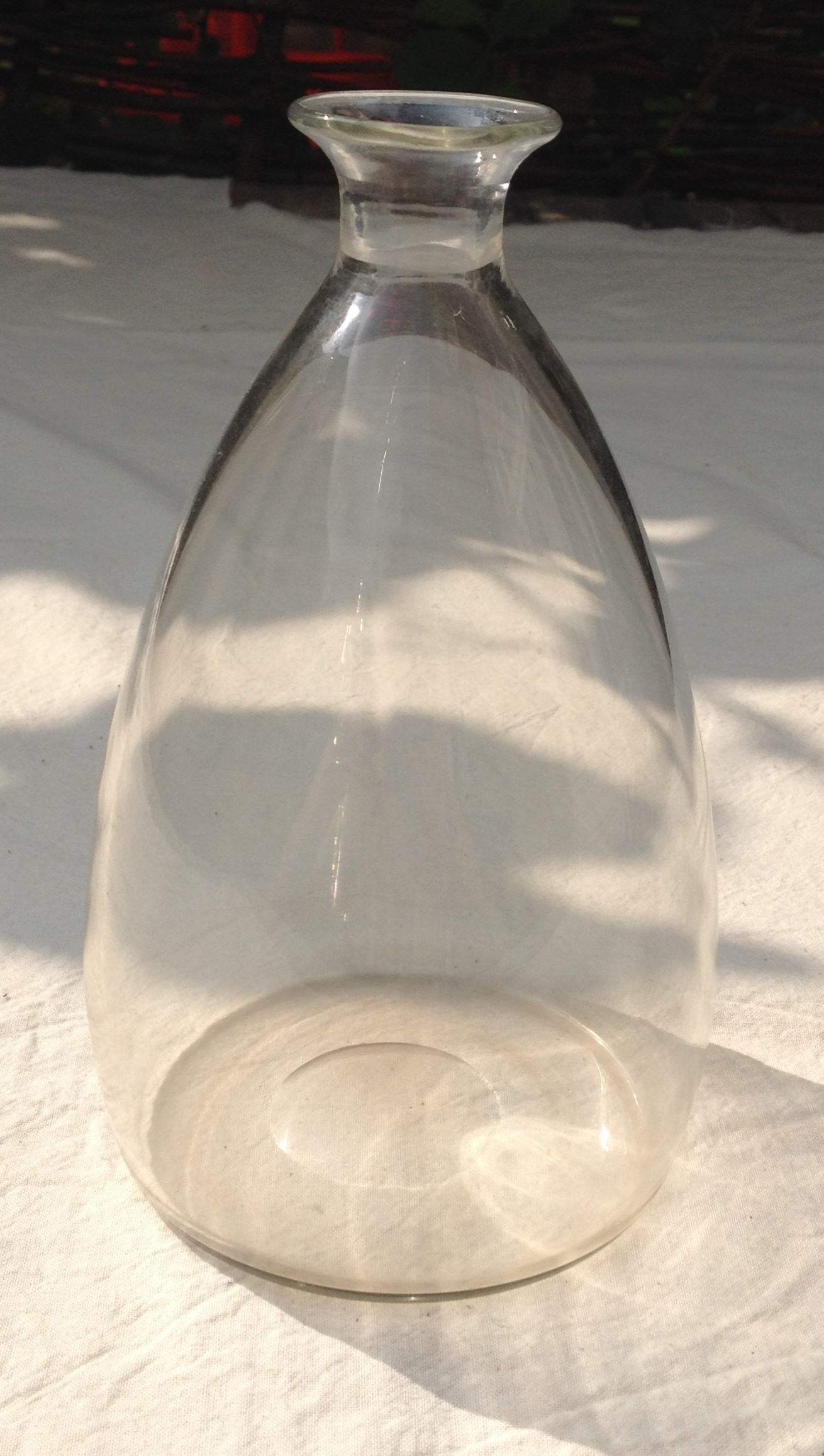 Niet of onleesbaar gesigneerd - Hand geblazen art deco glazen karaf zonder stopper verkocht voor € 1!