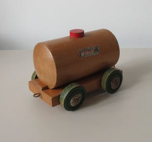 Curiosa - Vintage houten trein en wagon + auto van Brio uit Zweden kopen? Bied vanaf 1!