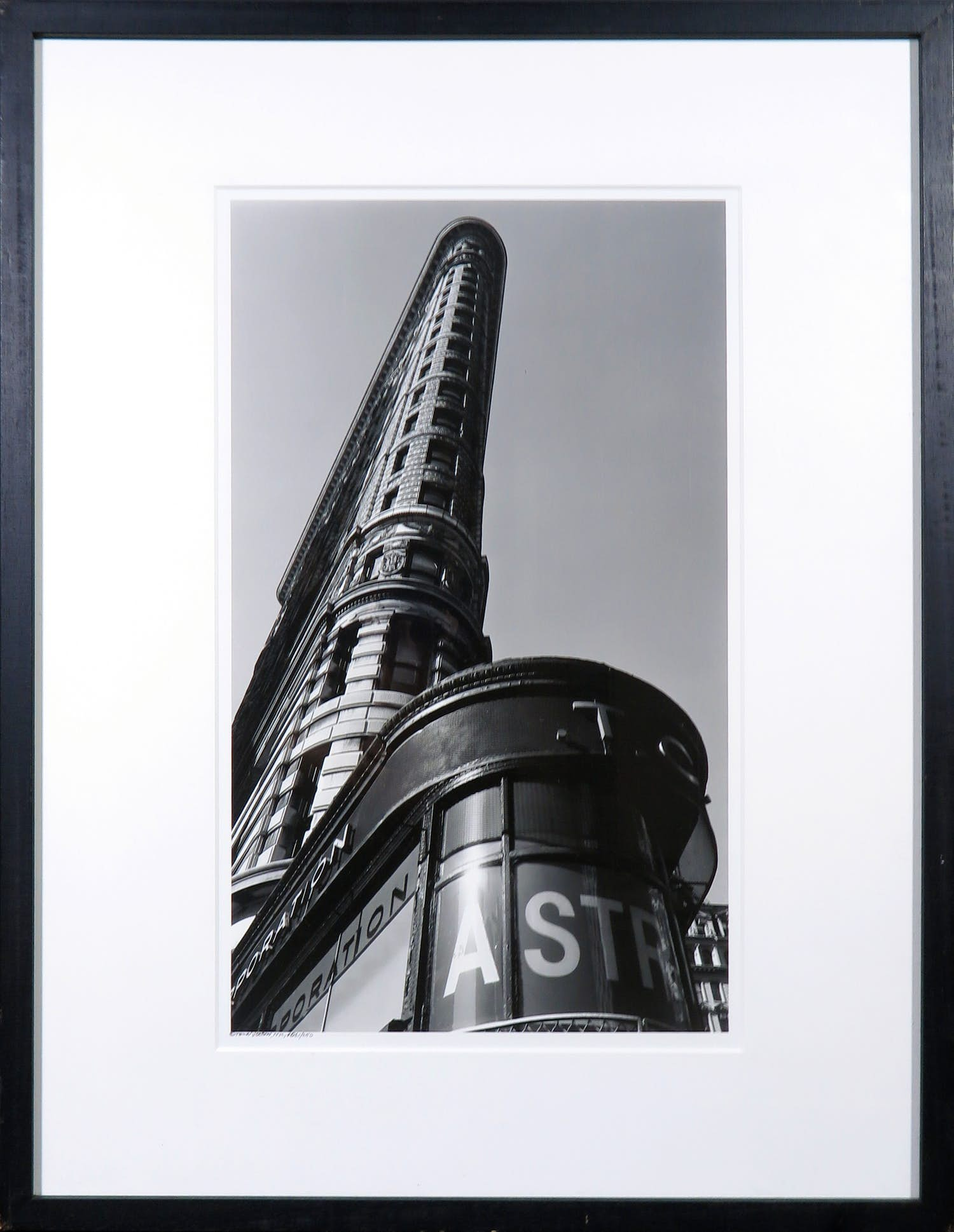 Buy Teun Voeten - Foto, Flat Iron Tilted - Ingelijst? Bid from 50!