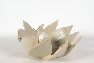 Carla van Ouwenaller - Aardewerk, Lot van drie schalen in de vorm van bladeren kopen? Bied vanaf 35!