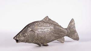 Nieuwe Kunst - Koper, Gehamerd dienblad (met servethouder in de vorm van een vis) kopen? Bied vanaf 20!