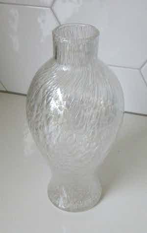 Floris Meydam - Blanke elegante gevormde Airbubble vaas verkocht voor € 10!