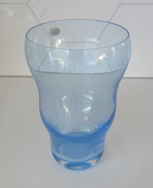 Niet of onleesbaar gesigneerd - Lichtblauwe Moderne kristallen vaas uit Bohemen kopen? Bied vanaf 10!