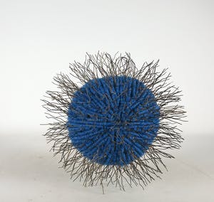 Niet of onleesbaar gesigneerd - Lot van twee textiele bollen met metalen haartjes kopen? Bied vanaf 1!