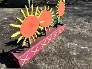 Peter Bastiaanssen - Zonnebloemen in Roze Bak - Hout kopen? Bied vanaf 1!