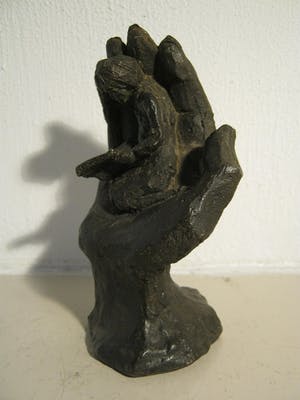 Astrid Veldhuyzen-Koppen - Lezend meisje in hand - gesigneerd sculptuur kopen? Bied vanaf 75!