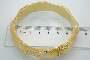 41-  Zware (32.6gr) & fraai bewerkte 18kt gouden bi color armband kopen? Bied vanaf 1340!