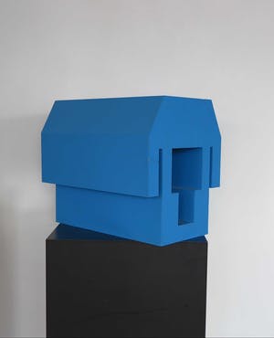Nikolaus Urban - Triplex/ kartonnen object, Blauw huis (op sokkel) kopen? Bied vanaf 100!