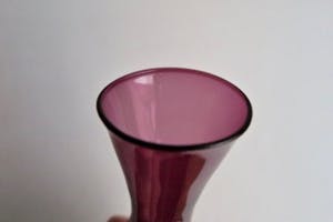 Niet of onleesbaar gesigneerd - Twee sierlijke vaasjes op geslepen stengel - Gekleurd glas kopen? Bied vanaf 1!