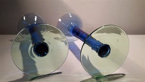 Niet of onleesbaar gesigneerd - Twee design glazen kaarsenhouders blauw met groene voet kopen? Bied vanaf 1!